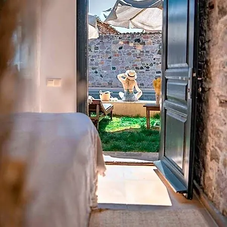 Avlu Cunda Otel Ayvalı