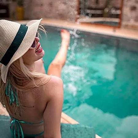 Avlu Cunda Otel *