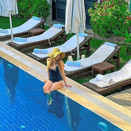 Otel Avlu Cunda *